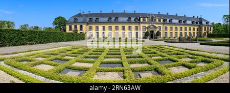 Panoramabild der Herrenhausener Galeriebauten im Herrenhausener Schloss und Herrenhausener Gärten, barocke Gärten im Auftrag der Kurfürstin Stockfoto