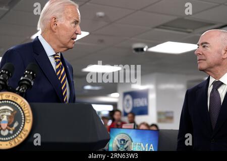 Washington, USA. August 2023 31. US-Präsident Joe Biden spricht am 31. August 2023 mit DHS-Sekretär Alejandro Mayorkas, der das FEMA-Hauptquartier in Washington besucht. Foto: Yuri Gripas/Pool/SIPA USA Credit: SIPA USA/Alamy Live News Stockfoto