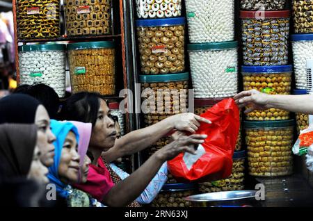 (150710) -- JAKARTA, 10. Juli 2015 -- Kunden wählen traditionelle Cookies und Snacks für das bevorstehende Eid al-Fitr Festival auf einem Markt in Jakarta, Indonesien, 10. Juli 2015. Das Eid al-Fitr-Festival markiert das Ende des muslimischen heiligen Monats Ramadan. (LRZ) INDONESIA-JAKARTA-EID AL FITR-SHOPPING AGUNGXKUNCAHYAXB. PUBLICATIONxNOTxINxCHN 150710 Jakarta 10. Juli 2015 Kunden Wählen Sie traditionelle Cookies und Snacks für das bevorstehende Oath Al Fitr Festival AUF einem Markt in Jakarta Indonesien 10. Juli 2015 das Oath Al Fitr Festival markiert das Ende des muslimischen Heiligen Monats Ramadan lrz Indonesia Jakarta O Stockfoto