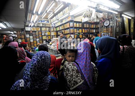 (150710) -- JAKARTA, 10. Juli 2015 -- Kunden wählen traditionelle Cookies und Snacks für das bevorstehende Eid al-Fitr Festival auf einem Markt in Jakarta, Indonesien, 10. Juli 2015. Das Eid al-Fitr-Festival markiert das Ende des muslimischen heiligen Monats Ramadan. (LRZ) INDONESIA-JAKARTA-EID AL FITR-SHOPPING AGUNGXKUNCAHYAXB. PUBLICATIONxNOTxINxCHN 150710 Jakarta 10. Juli 2015 Kunden Wählen Sie traditionelle Cookies und Snacks für das bevorstehende Oath Al Fitr Festival AUF einem Markt in Jakarta Indonesien 10. Juli 2015 das Oath Al Fitr Festival markiert das Ende des muslimischen Heiligen Monats Ramadan lrz Indonesia Jakarta O Stockfoto