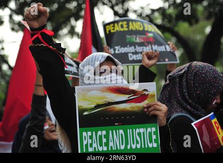 (150710) -- JAKARTA, 10. Juli 2015 -- die indonesische Bevölkerung schreit Parolen während einer Demonstration anlässlich des Al-Quds-Tages vor der US-Botschaft in Jakarta, der Hauptstadt Indonesiens, am 10. Juli 2015. Hunderte Demonstranten gingen am Al-Quds-Tag, dem letzten Freitag des islamischen heiligen Monats Ramadan, auf die Straßen von Jakarta, um Unterstützung für das palästinensische Volk zu zeigen und die Bedeutung Jerusalems für die Muslime zu betonen. INDONESIEN-JAKARTA-AL-QUDS-TAGESDEMONSTRATION Zulkarnain PUBLICATIONxNOTxINxCHN 150710 Jakarta 10. Juli 2015 indonesische Prominente brüllen Parolen während einer Demonstration zu Mark Al Qu Stockfoto