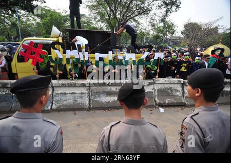 (150710) -- JAKARTA, 10. Juli 2015 -- indonesische Polizisten stehen bei einer Demonstration zum Al-Quds-Tag vor der US-Botschaft in Jakarta, der Hauptstadt Indonesiens, am 10. Juli 2015 wachsam. Hunderte Demonstranten gingen am Al-Quds-Tag, dem letzten Freitag des islamischen heiligen Monats Ramadan, auf die Straßen von Jakarta, um Unterstützung für das palästinensische Volk zu zeigen und die Bedeutung Jerusalems für die Muslime zu betonen. INDONESIEN-JAKARTA-AL-QUDS-TAGESDEMONSTRATION Zulkarnain PUBLICATIONxNOTxINxCHN 150710 Jakarta 10. Juli 2015 indonesische Polizisten stehen während einer Demonstration bei Mark Al Quds in der Wachwache Stockfoto