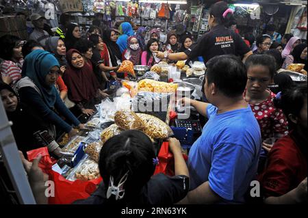 (150710) -- JAKARTA, 10. Juli 2015 -- Kunden wählen traditionelle Cookies und Snacks für das bevorstehende Eid al-Fitr Festival auf einem Markt in Jakarta, Indonesien, 10. Juli 2015. Das Eid al-Fitr-Festival markiert das Ende des muslimischen heiligen Monats Ramadan. (LRZ) INDONESIA-JAKARTA-EID AL FITR-SHOPPING AGUNGXKUNCAHYAXB. PUBLICATIONxNOTxINxCHN 150710 Jakarta 10. Juli 2015 Kunden Wählen Sie traditionelle Cookies und Snacks für das bevorstehende Oath Al Fitr Festival AUF einem Markt in Jakarta Indonesien 10. Juli 2015 das Oath Al Fitr Festival markiert das Ende des muslimischen Heiligen Monats Ramadan lrz Indonesia Jakarta O Stockfoto