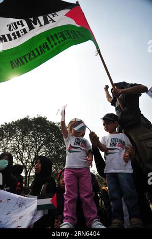 (150710) -- JAKARTA, 10. Juli 2015 -- indonesische Kinder nehmen an einer Demonstration zum Al-Quds-Tag vor der US-Botschaft in Jakarta, der Hauptstadt Indonesiens, am 10. Juli 2015 Teil. Hunderte Demonstranten gingen am Al-Quds-Tag, dem letzten Freitag des islamischen heiligen Monats Ramadan, auf die Straßen von Jakarta, um Unterstützung für das palästinensische Volk zu zeigen und die Bedeutung Jerusalems für die Muslime zu betonen. INDONESIEN-JAKARTA-AL-QUDS-TAGESDEMONSTRATION Zulkarnain PUBLICATIONxNOTxINxCHN 150710 Jakarta 10. Juli 2015 indonesische Kinder nehmen an einer Demonstration zum Mark Al Quds-Tag vor der US-Botschaft Teil Stockfoto