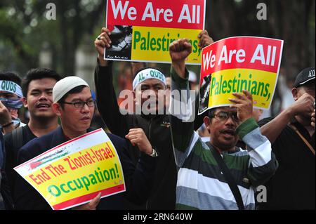 (150710) -- JAKARTA, 10. Juli 2015 -- die indonesische Bevölkerung schreit Parolen während einer Demonstration anlässlich des Al-Quds-Tages vor der US-Botschaft in Jakarta, der Hauptstadt Indonesiens, am 10. Juli 2015. Hunderte Demonstranten gingen am Al-Quds-Tag, dem letzten Freitag des islamischen heiligen Monats Ramadan, auf die Straßen von Jakarta, um Unterstützung für das palästinensische Volk zu zeigen und die Bedeutung Jerusalems für die Muslime zu betonen. INDONESIEN-JAKARTA-AL-QUDS-TAGESDEMONSTRATION Zulkarnain PUBLICATIONxNOTxINxCHN 150710 Jakarta 10. Juli 2015 indonesische Prominente brüllen Parolen während einer Demonstration zu Mark Al Qu Stockfoto