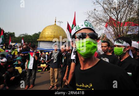 (150710) -- JAKARTA, 10. Juli 2015 -- indonesische Menschen nehmen an einer Demonstration zum Al-Quds-Tag vor der US-Botschaft in Jakarta, der Hauptstadt Indonesiens, am 10. Juli 2015 Teil. Hunderte Demonstranten gingen am Al-Quds-Tag, dem letzten Freitag des islamischen heiligen Monats Ramadan, auf die Straßen von Jakarta, um Unterstützung für das palästinensische Volk zu zeigen und die Bedeutung Jerusalems für die Muslime zu betonen. INDONESIEN-JAKARTA-AL-QUDS-DEMONSTRATION Zulkarnain PUBLICATIONxNOTxINxCHN 150710 Jakarta 10. Juli 2015 indonesische Prominente nehmen an einer Demonstration zum Mark Al Quds-Tag vor der US-Botschaft Teil Stockfoto