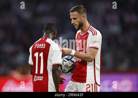 AMSTERDAM - (lr) Carlos Forbes von Ajax, Branco van den Boomen von Ajax während des Play-offs der UEFA Europa League zwischen Ajax Amsterdam und PFC Ludogorets in der Johan Cruijff Arena am 31. August 2023 in Amsterdam, Niederlande. ANP MAURICE VAN STONE Stockfoto