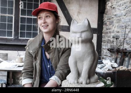 Svetlana, ein Töpfermeister aus Minsk, Belarus, posiert mit ihrer Katzenskulptur während des Internationalen Töpferfestivals in einer Burg in Narva am 10. Juli 2015. Keramikmeister aus Estland, Russland und Weißrussland zeigen ihre Werke der Töpfertechnik des 17. Jahrhunderts während des Internationalen Keramikfestivals, das vom 9. Bis 12. Juli in einer mittelalterlichen Burg von Narva, der drittgrößten Stadt Estlands, stattfindet. ) ESTLAND-NARVA-INTERNATIONALES TÖPFERFEST SergeixStepanov PUBLICATIONxNOTxINxCHN Svetlana ein Töpfermeister aus Minsk Weißrussland posiert mit ihrer Katzenskulptur während des Internationalen TÖPFERFEST Stockfoto