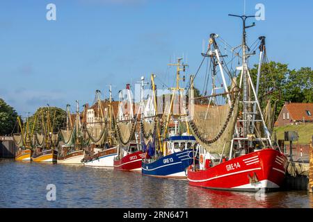 Krabbenschneider mit Krabbennetz im Hafen von Greetsiel, Greetsiel, Ostfriesland, Nordsee, Niedersachsen, Deutschland Stockfoto