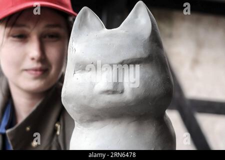 Svetlana, eine Töpfermeisterin aus Minsk, Weißrussland, arbeitet während des Internationalen Töpferfestivals in einer Burg in Narva am 10. Juli 2015 an ihrer Katzenskulptur. Keramikmeister aus Estland, Russland und Weißrussland zeigen ihre Werke der Töpfertechnik des 17. Jahrhunderts während des Internationalen Keramikfestivals, das vom 9. Bis 12. Juli in einer mittelalterlichen Burg von Narva, der drittgrößten Stadt Estlands, stattfindet. ) ESTLAND-NARVA-INTERNATIONALES TÖPFERFEST SergeixStepanov PUBLICATIONxNOTxINxCHN Svetlana ein Töpfermeister aus Minsk Weißrussland arbeitet während des Internationalen Töpferfestivals AN ihrer Katzenskulptur Stockfoto