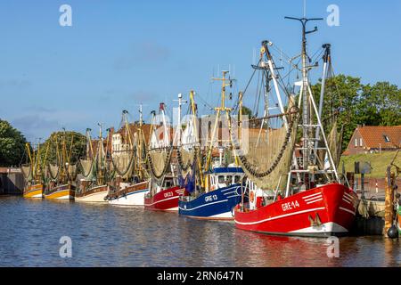 Krabbenschneider mit Krabbennetz im Hafen von Greetsiel, Greetsiel, Ostfriesland, Nordsee, Niedersachsen, Deutschland Stockfoto