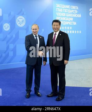 Der chinesische Präsident Xi Jinping (R) wird vom russischen Amtskollegen Wladimir Putin auf dem 15. Gipfel der Shanghai Cooperation Organization (SCO) in Ufa, Russland, am 10. Juli 2015 begrüßt. ) (Zkr) RUSSLAND-UFA-CHINA-XI JINPING-SCO-GIPFEL ZhangxDuo PUBLICATIONxNOTxINxCHN DER chinesische Präsident Xi Jinping r WIRD von seinem russischen Teil Vladimir Putin während des 15. Gipfeltreffens der SCO der Shanghai Cooperation Organization in UFA Russland am 10. Juli 2015 CCR Russland UFA China Xi Jinping SCO-Gipfel ZhangxDuo PUNOBLATINNxCHN BEGRÜSST Stockfoto