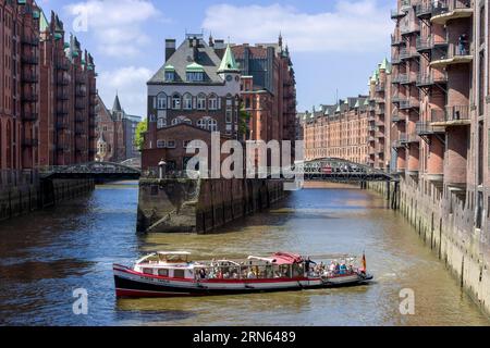 Starten Sie mit Touristen und Wasserschloss dahinter, Wasserschloss in Hamburgs Speicherstadt, Hansestadt Hamburg, Land Hamburg, Nord Stockfoto