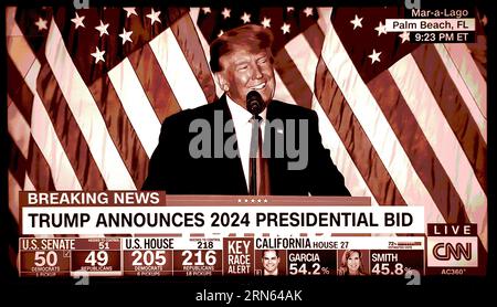 Ein CNN-Fernsehscreenshot, digital eingefärbt, zeigt den ehemaligen US-Präsidenten Donald Trump, der seine Kandidatur für eine zweite Amtszeit als US-Präsident ankündigt. Stockfoto