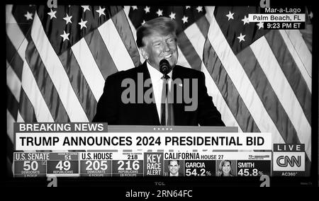 Ein CNN-Fernsehscreenshot, digital eingefärbt, zeigt den ehemaligen US-Präsidenten Donald Trump, der seine Kandidatur für eine zweite Amtszeit als US-Präsident ankündigt. Stockfoto