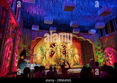Howrah, Westbengalen, Indien, 3. Oktober 2022: Gläubige besuchen den wunderschön dekorierten Durga Puja Pandal. Durga-Idol wird drinnen verehrt. Stockfoto