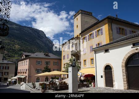 BRIG, SCHWEIZ, 17. JULI 2023: Blick auf Restaurants und alte Gebäude in der Alten Simplonstraße im historischen Stadtzentrum von Brig. Brig ist ein Alpi Stockfoto