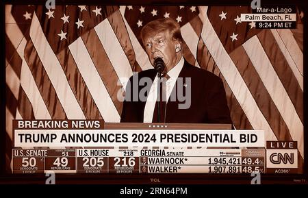 Ein CNN-Fernsehscreenshot, digital eingefärbt, zeigt den ehemaligen US-Präsidenten Donald Trump, der seine Kandidatur für eine zweite Amtszeit als US-Präsident ankündigt. Stockfoto