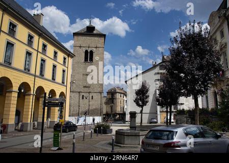 SAINT-JEAN-DE-MAURIENNE, FRANKREICH, 24. JULI 2023: Blick auf das Stadtzentrum und die Rue de la Republique, Saint-Jean-de-Maurienne in Savoie. Es ist eine Hauptstadt Stockfoto