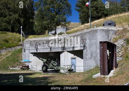 MODANE, FRANKREICH, 27. JULI 2023: Außenansicht des Ouvrage oder Fort Saint-Gobain bei Modane. Das unterirdische Fort aus dem 2. Weltkrieg ist heute ein Museum für Besucher Stockfoto