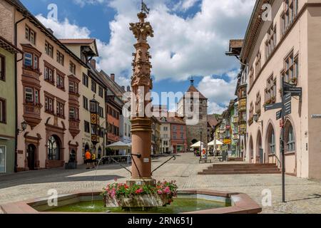 Apostelbrunnen und Altstadt mit alten traditionellen Häusern mit Kerzen im Schwarzwaldstil und Schwarztor, Hauptstraße, Rottweil, Neckartal Stockfoto