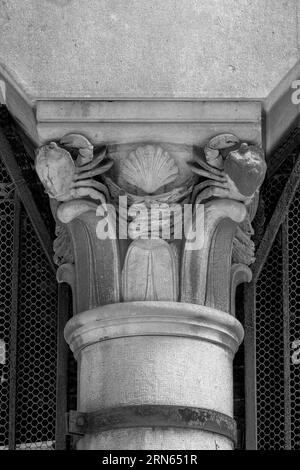 Dekorativer Teil einer Stützsäule mit Motiven von Krabben, Kraken, Fischen und Muscheln, historisches Gebäude Fischmarkt, Rijeka, Kroatien Stockfoto