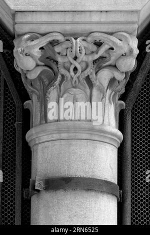 Dekorativer Teil einer Stützsäule mit Motiven von Krabben, Kraken, Fischen und Muscheln, historisches Gebäude Fischmarkt, Rijeka, Kroatien Stockfoto