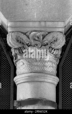 Dekorativer Teil einer Stützsäule mit Motiven von Krabben, Kraken, Fischen und Muscheln, historisches Gebäude Fischmarkt, Rijeka, Kroatien Stockfoto