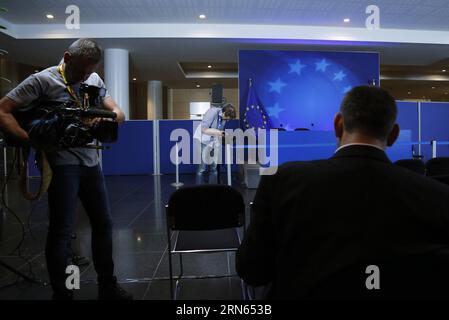 Journalisten warten auf die Pressekonferenz nach dem Treffen der Finanzminister der Eurogruppe am 11. Juli 2015 in Brüssel, Belgien. Die Sitzung der Eurogruppe endete ohne Einigung über das griechische Rettungsprogramm am frühen Sonntag. Zhou Lei) BELGIEN-GRIECHENLAND-EUROGRUPPE?? PUBLICATIONxNOTxINxCHN Journalisten Warten Sie auf die Pressekonferenz nach dem Treffen des Finanzministers der Euro-Gruppe in Brüssel am 11. Juli 2015 endete die Sitzung der Euro-Gruppe ohne Vereinbarung ÜBER griechische Rettungsprogramme am frühen Sonntag Zhou Lei Belgien Griechenland Euro-Gruppe PUBLICATIONxNOTxINxCHN Stockfoto