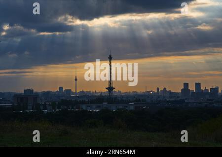 Frühmorgendlicher Blick auf die Innenstadt von Teufelsberg, im Vordergrund der Funkturm und das Messegelände, im Hintergrund der Fernsehturm Stockfoto