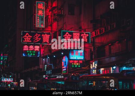 Hong Kong – November 2019: Neonlichter und Shoppingschilder in den Straßen Hongkongs bei Nacht Stockfoto