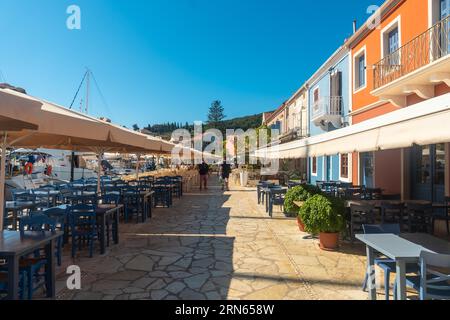 Restaurantbereich im Hafen des Dorfes Fiskardo auf der Insel Kefalonia, Griechenland Stockfoto