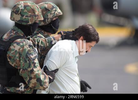 MEXIKO-STADT, Foto aufgenommen am 22. Februar 2014 zeigt, wie der mexikanische Drogenkartell Joaquin El Chapo Guzman vor den Medien in einem Marinehangar in Mexiko-STADT präsentiert wird. Drogenkartell-Kingpin Joaquin El Chapo Guzman ist aus einem mexikanischen Gefängnis entkommen MEXIKO-DROGENKARTELL-GUZMAN-ESCAPE-DATEI DavidxdexlaxPaz PUBLICATIONxNOTxINxCHN Mexiko-Stadt Bild aufgenommen AM 22. Februar 2014 zeigt MEXIKANISCHE Drogenkartell Kingpin Joaquin El Chapo Guzman vor Medien in einem Marinehangar in Mexiko-Stadt Drogenkartell in El Jokingpin Joaqupin Chapo Guzman ist aus einem MEXIKANISCHEN Gefängnis geflohen. Mexiko-Drogenkartell Guzman Escape File da Stockfoto