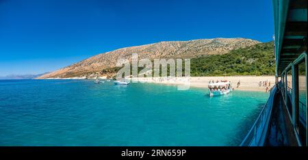 Panoramablick auf den paradiesischen Strand von Kroreza oder Krorez vom Boot auf der albanischen riviera in Sarande, Albanien Stockfoto