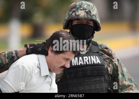 MEXIKO-STADT, Foto aufgenommen am 22. Februar 2014 zeigt, wie der mexikanische Drogenkartell Joaquin El Chapo Guzman vor den Medien in einem Marinehangar in Mexiko-STADT präsentiert wird. Drogenkartell-Kingpin Joaquin El Chapo Guzman ist aus einem mexikanischen Gefängnis entkommen MEXIKO-DROGENKARTELL-GUZMAN-ESCAPE-DATEI DavidxdexlaxPaz PUBLICATIONxNOTxINxCHN Mexiko-Stadt Bild aufgenommen AM 22. Februar 2014 zeigt MEXIKANISCHE Drogenkartell Kingpin Joaquin El Chapo Guzman vor Medien in einem Marinehangar in Mexiko-Stadt Drogenkartell in El Jokingpin Joaqupin Chapo Guzman ist aus einem MEXIKANISCHEN Gefängnis geflohen. Mexiko-Drogenkartell Guzman Escape File da Stockfoto