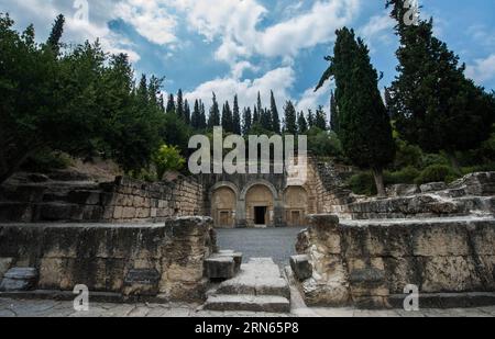 KULTUR Nekropole in Bet She ARIM BET SHE ARIM, die Höhle der Särge wird am 11. Juli 2015 auf der Nekropolis von Bet She arim in Israel gesehen. Die Nekropolis von Bet She Arim in Israel, das Wahrzeichen der jüdischen Erneuerung, wurde am 4. Juli 2015 in die Liste des UNESCO-Weltkulturerbes aufgenommen. Die Nekropole, die aus einer Reihe von Katakomben bestand, entwickelte sich ab dem 2. Jahrhundert v. Chr. als primärer jüdischer Begräbnisort außerhalb Jerusalems, nachdem der zweite jüdische Aufstand gegen die römische Herrschaft gescheitert war. Diese Katakomben liegen südöstlich der Stadt Haifa und sind eine Schatzkammer mit Kunstwerken und Inschriften auf griechisch-aramäisch Stockfoto