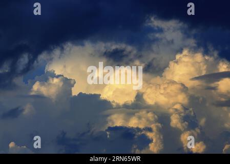 Diese Wolkenbildung ist eine Ansammlung von (Cumulus-)Wolken. Die Wolken auf dem Bild sind dunkel und stürmisch, was auf einen bevorstehenden Wetterwechsel hinweist Stockfoto