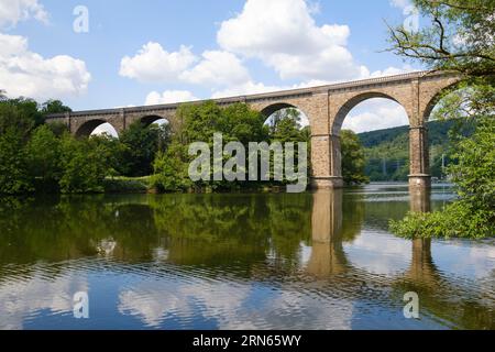 Eisenbahnbrücke über das Ruhrgebiet, Viadukt, Herdecke, Ruhrgebiet, Nordrhein-Westfalen, Deutschland Stockfoto