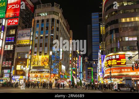 Bars, Restaurants und Geschäfte, Neonschilder, Godzilla auf dem Hotel Gracery, Night Shot, Kabukicho Unterhaltungsviertel, Shinjuku, Tokio Stockfoto