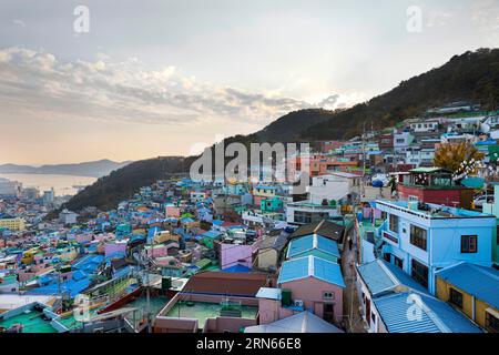 Bunte Häuser und Bucht, Gamcheon Cultural Village, Busan, Gyeongsangnam-do Provinz Stockfoto
