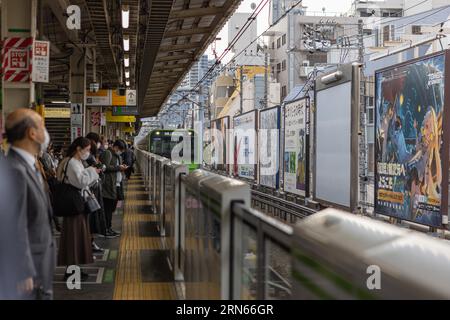 Yamanote Linie Zug Ankunft, Leute warten auf dem Bahnsteig, Takadanobaba Station, Shinjuku City, Tokio Stockfoto