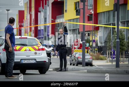 AKTUELLES ZEITGESCHEHEN Geiselnahme bei Paris (150713) -- PARIS, 13. Juli 2015 -- Ein Polizeibeamter steht vor dem Ort einer Geiselnahme in Paris, Frankreich, 13. Juli 2015. Etwa 18 Menschen wurden aus dem Einkaufszentrum evakuiert, wo bewaffnete Mitarbeiter am Montagmorgen in Villeneuve-la-Garenne, West-Paris, als Geiseln hielten, sagte die Polizei. ) FRANKREICH-PARIS-GEISEL ChenxXiaowei PUBLICATIONxNOTxINxCHN Nachrichten aktuelle Ereignisse Geiselnahme in Paris 150713 Paris 13. Juli 2015 ein Polizeibeamter steht vor dem Ort einer Geiselnahme in Paris Frankreich 13. Juli 2015 über 18 Prominente haben sich bewacht Stockfoto