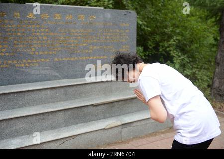 Ein japanischer Bürger, der während des Zweiten Weltkriegs von Chinesen adoptiert wurde, trauert um Adoptiveltern vor einem Grab auf einem Friedhof, um Adoptiveltern in Fangzheng County in der Nähe von Harbin, der Hauptstadt der nordöstlichen Provinz Heilongjiang, am 13. Juli 2015 zu gedenken. Eine Gruppe von 54 japanischen Staatsbürgern, die alle heute Waisen sind, besuchte am Montag die Gräber ihrer adoptiven chinesischen Eltern hier. Während des voreiligen Rückzugs am Ende des Zweiten Weltkriegs 1945 von ihren Eltern verlassen, wurden die Waisen, die heute über 70 Jahre alt sind, von den sehr chinesischen Bewohnern der Nordstaaten aufgenommen und aufgezogen Stockfoto