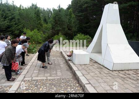 Japanische Staatsbürger, die während des Zweiten Weltkriegs von Chinesen adoptiert wurden, trauern um Adoptiveltern vor einem Grab auf einem Friedhof, um Adoptiveltern in Fangzheng County in der Nähe von Harbin, Hauptstadt der nordöstlichen Provinz Heilongjiang, am 13. Juli 2015 zu gedenken. Eine Gruppe von 54 japanischen Staatsbürgern, die alle heute Waisen sind, besuchte am Montag die Gräber ihrer adoptiven chinesischen Eltern hier. Die Waisen, die heute über 70 Jahre alt sind, wurden von ihren Eltern während des voreiligen Rückzugs am Ende des Zweiten Weltkriegs 1945 verlassen und von den chinesischen Bewohnern dieser nördlichen Länder aufgenommen und aufgezogen Stockfoto