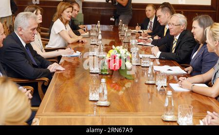 (150714) -- BELGRAD, 14. Juli 2015 -- der serbische Präsident Tomislav Nikolic(L) spricht mit der US-Staatssekretärin Victoria Nuland (2. R) während ihres Treffens am 14. Juli 2015 in Belgrad. Nuland kam für ihren eintägigen Besuch in Serbien an. ) SERBIEN-BELGRAD-USA-BESUCH PredragxMilosavljevic PUBLICATIONxNOTxINxCHN 150714 Belgrad 14. Juli 2015 serbischer Präsident Tomislav Nikolic l spricht mit der US-Staatssekretärin Victoria Nuland 2. R. während ihres Treffens in Belgrad AM 14. Juli 2015 kam Nuland zu ihrem eintägigen Besuch in Serbien Belgrad zu einem Besuch in den USA Stockfoto