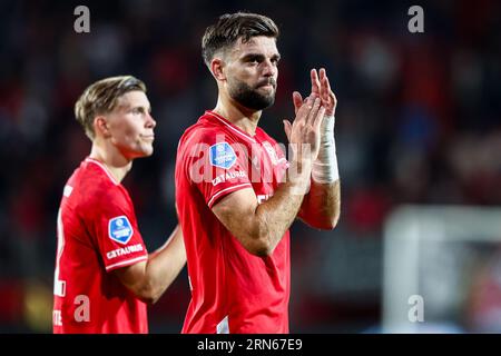 ENSCHEDE - Robin Propper vom FC Twente ist enttäuscht über den Verlust während des Play-offs der UEFA Conference League zwischen dem FC Twente und Fenerbahce SK im Stadion de Grolsch Veste am 31. August 2023 in Enschede, Niederlande. ANP VINCENT JANNINK Stockfoto