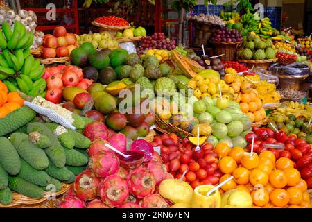 Bauernmarkt, Mercado dos Lavradores, Obst und Gemuesestand, exotisch, Funchal, Insel Madeira Stockfoto