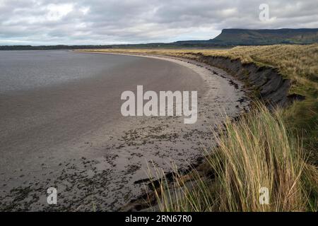 Ein schöner Blick auf den Ben Bulben Berg an einem kühlen Februartag. Sligo, Irland Stockfoto