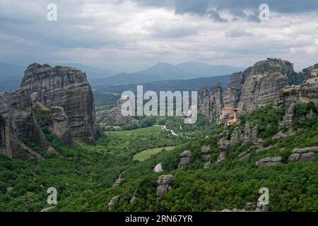 Die Klöster Agios Nikolaos Anapafsas, Roussanou, Grand Meteora und Varlaam in den Felsen oberhalb von Kastraki. Die griechisch-orthodoxen Meteora-Klöster Stockfoto