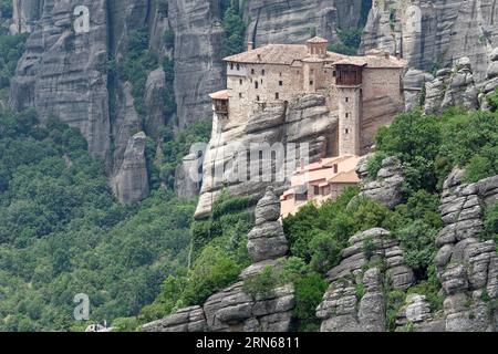 Das Meteora-Kloster Roussanou. Die griechisch-orthodoxen Meteora-Klöster sind auf Sandsteinklippen errichtet. Sie gehören zum UNESCO-Weltkulturerbe. Stockfoto